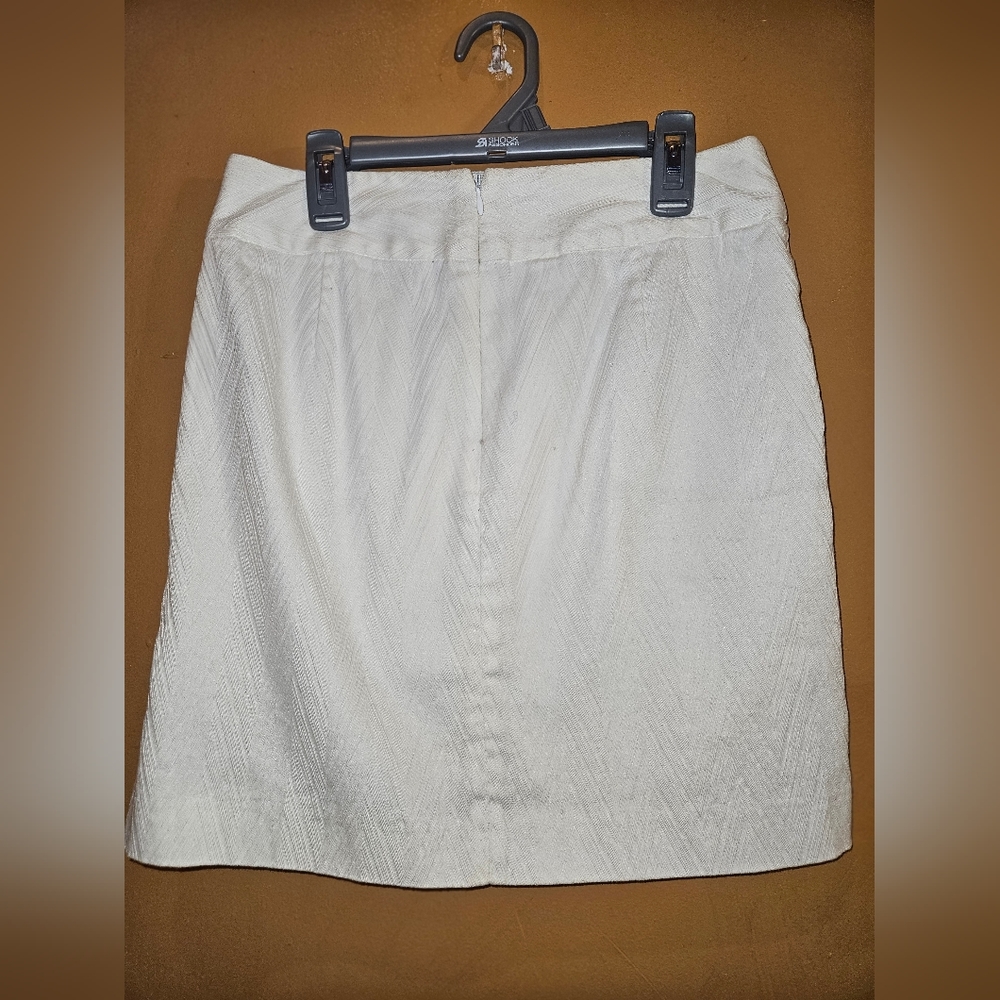 Banana Republic Size 2 Petite White Minskirt, Chevron pattern